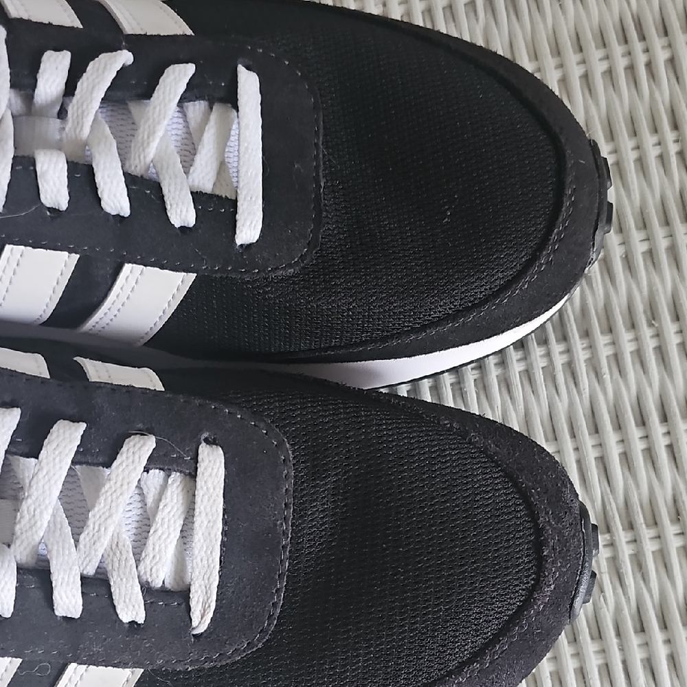 LIKE NEW! Iconic Adidas Classic Black and White Sneakers. M-8.5/W-10. - Picture 8 of 12